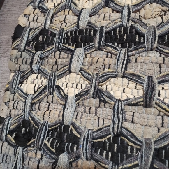 Throw rug - Picture 3 of 3